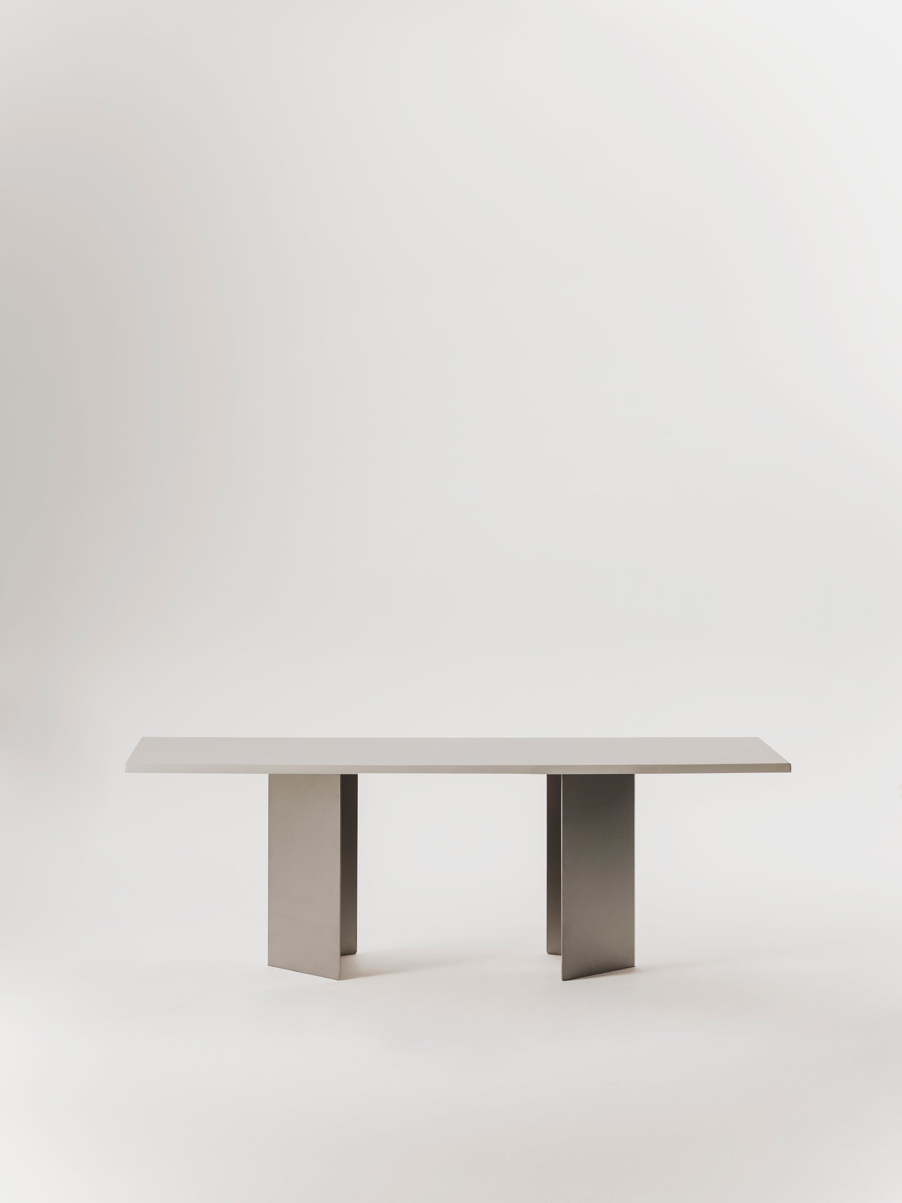Allma dining table