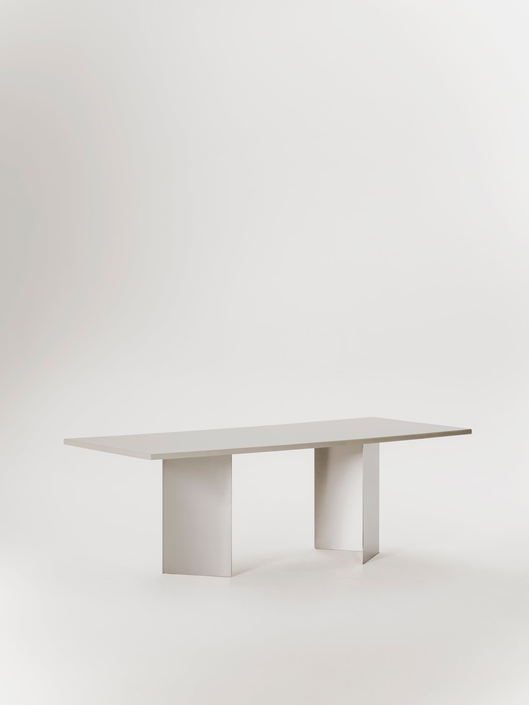 Allma dining table