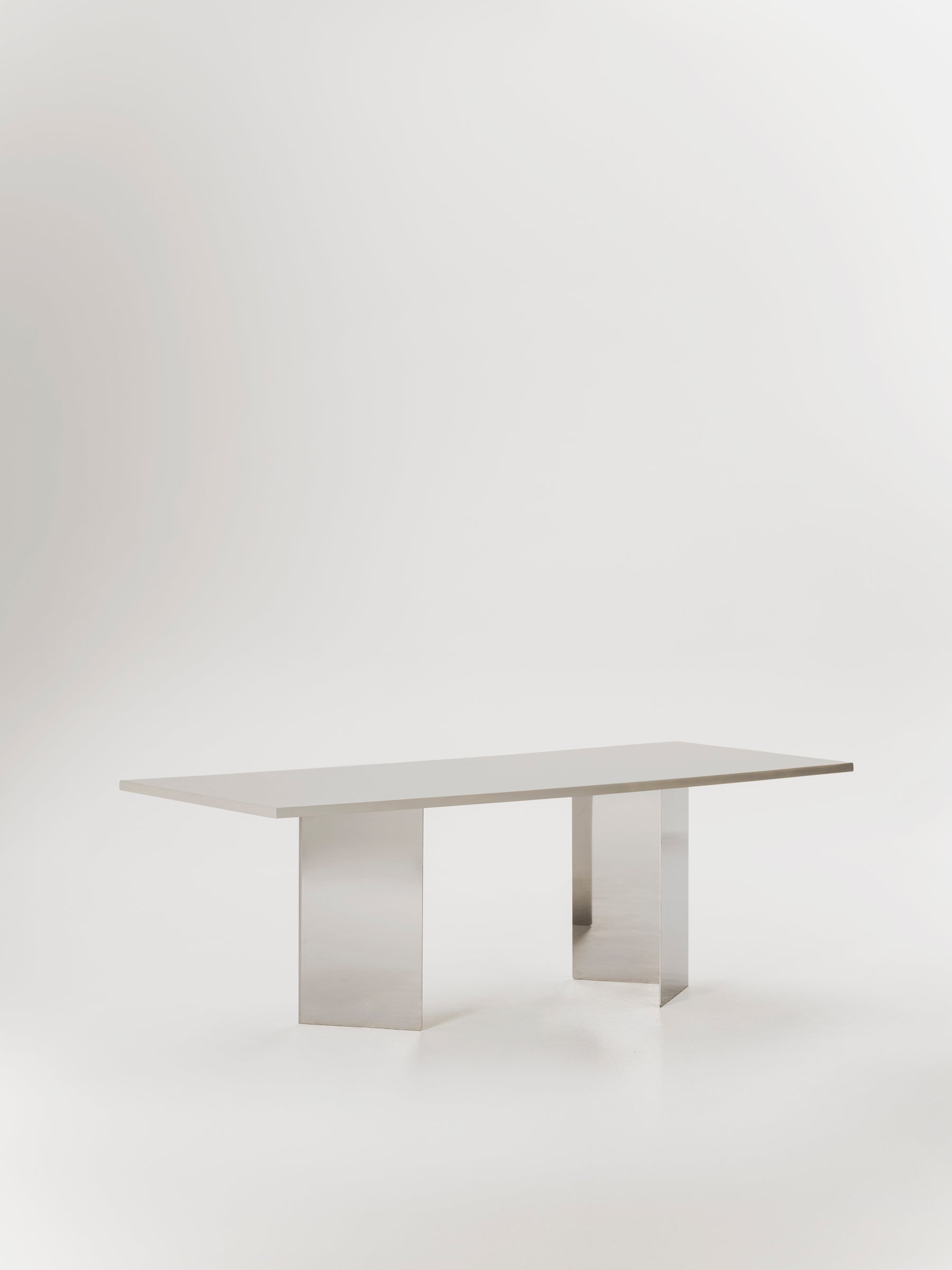Allma dining table