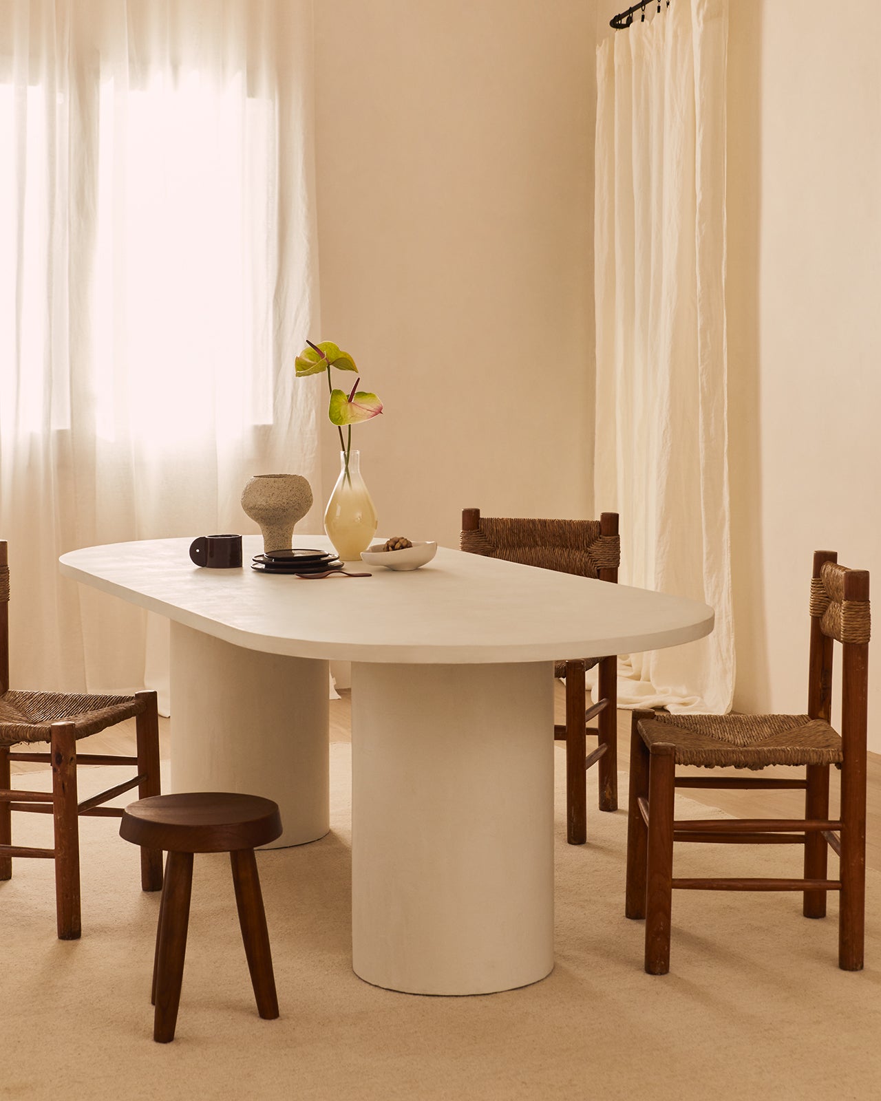 Reye dining table